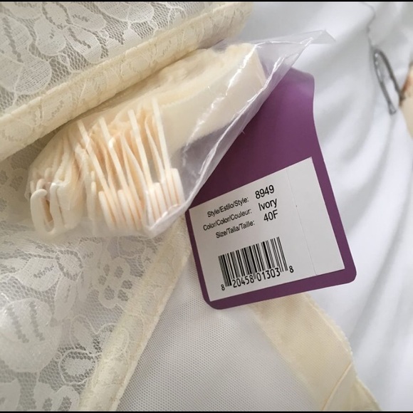 16W Ivory Wedding Gown - Picture 5 of 8